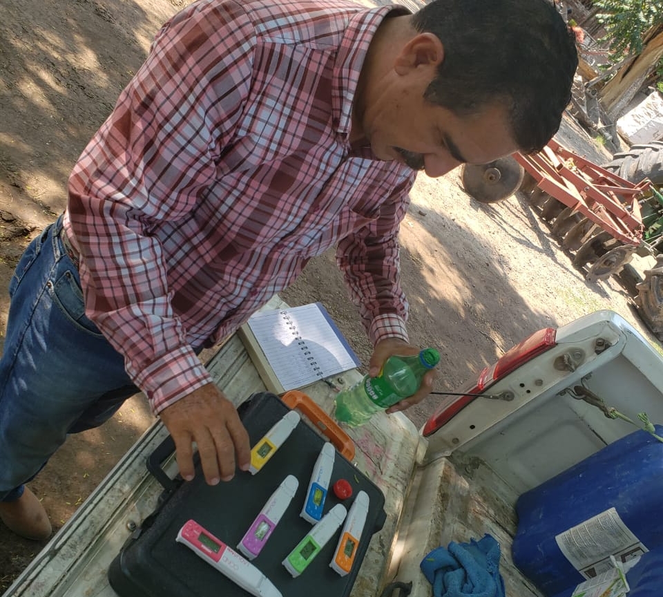 Persona trabajando con productos agroquímicos