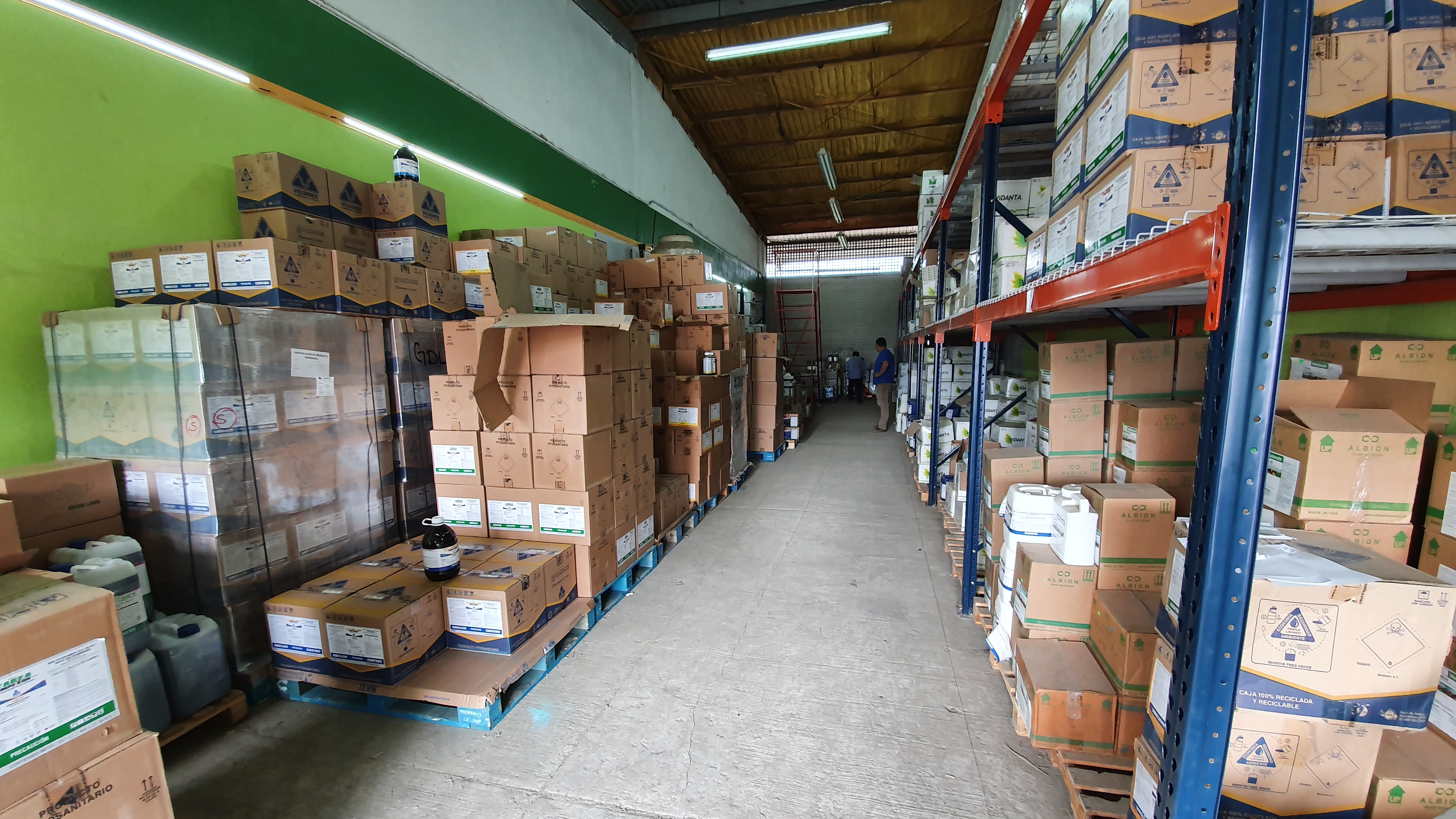 Almacen con productos agroquimicos'